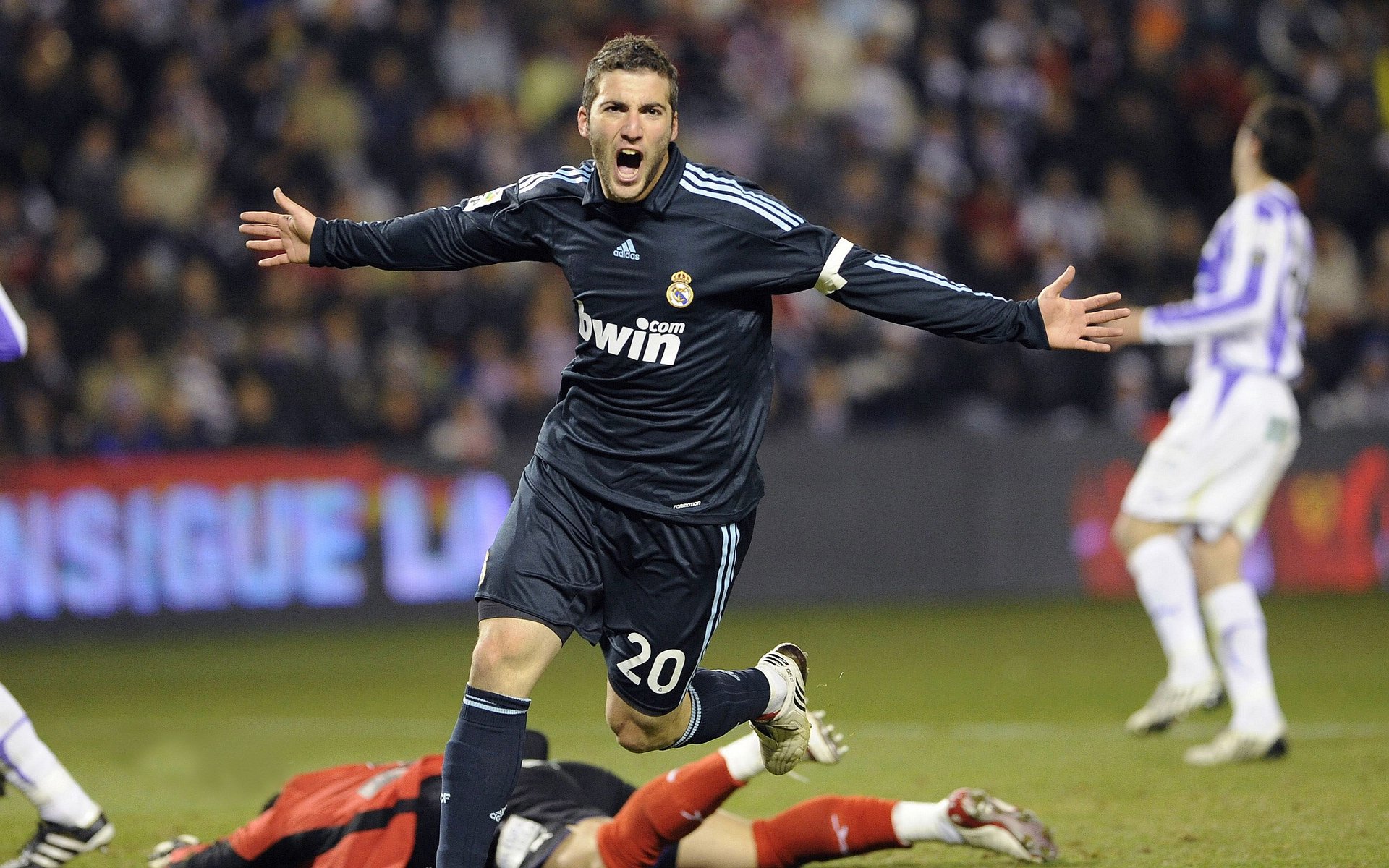 德甲不断提升移动裁判技术，确保比赛公正